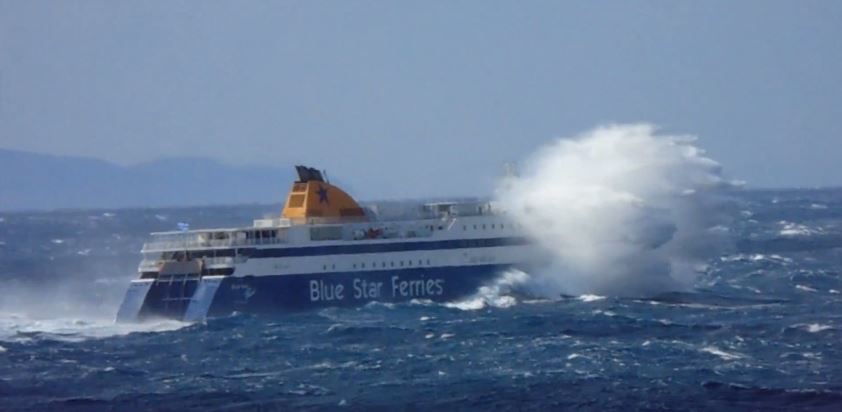 Κύματα «κατάπιαν» πλοίο στο στενό Μυκόνου-Τήνου – ΒΙΝΤΕΟ
