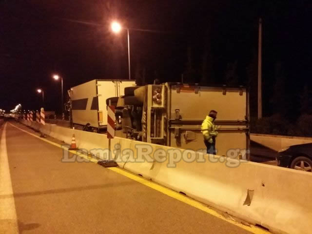 Ανατράπηκε νταλίκα στην εθνική – ΦΩΤΟ