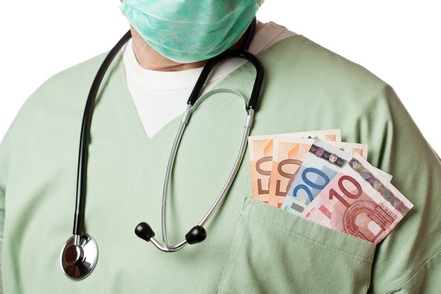 Γνωστός γυναικολόγος συνελήφθη την ώρα που έπαιρνε “φακελάκι”