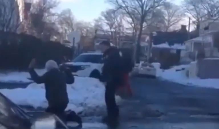 ΗΠΑ – Αστυνομικός έβγαλε όπλο σε εφήβους γιατί έπαιζαν χιονοπόλεμο – ΒΙΝΤΕΟ