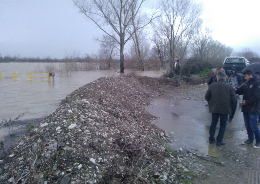 Εκτός ελέγχου η κατάσταση στα Καλύβια – ΦΩΤΟ