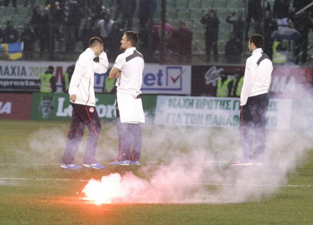 H επίθεση με φωτοβολίδες στους παίκτες του Ολυμπιακού – ΒΙΝΤΕΟ