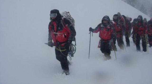 Επιχείρηση για απεγκλωβισμό δύο ανδρών – ΤΩΡΑ