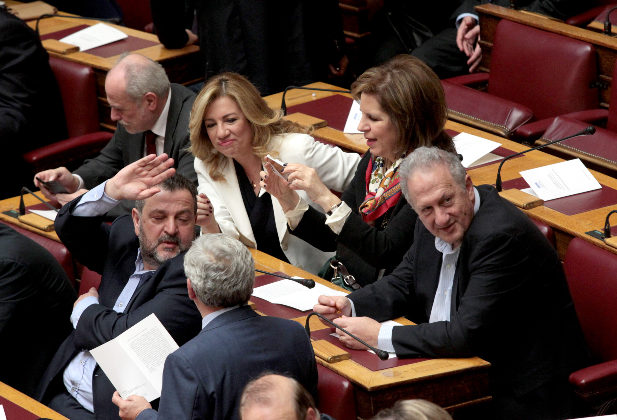 Η Χριστοφιλοπούλου φωτογραφίζει τους βουλευτές του ΠΑΣΟΚ – ΦΩΤΟ