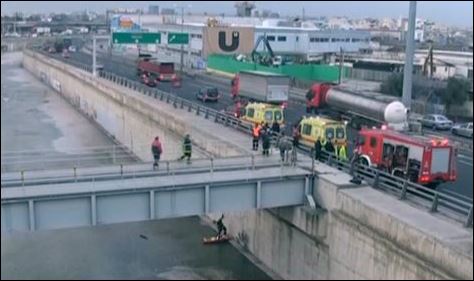 Επιχείρηση ανάσυρσης δύο ατόμων από τον Κηφισό – ΤΩΡΑ