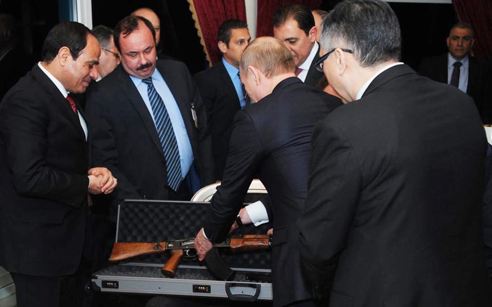 Το δώρο του Πούτιν στον Πρόεδρο ήταν ένα… καλάσνικοφ – ΦΩΤΟ