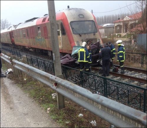 Τρένο παρέσυρε αυτοκίνητο – 2 νεκροί – ΦΩΤΟ