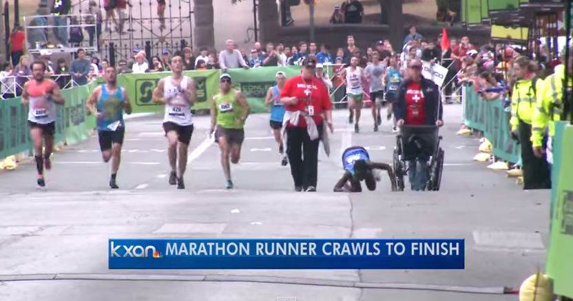 Ο συγκλονιστικός τερματισμός της μαραθωνοδρόμου – ΒΙΝΤΕΟ