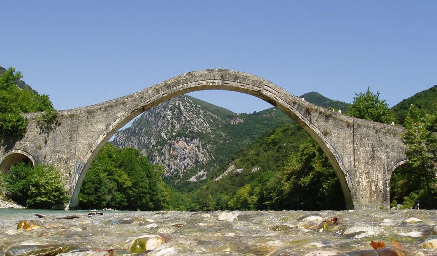 Η ιστορία του γεφυριού της Πλάκας