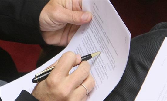 Οι θαυμάστριες του υπουργού