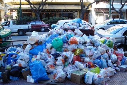 Δύο μήνες τα σκουπίδια στοιβάζονται στους δρόμους της Τρίπολης