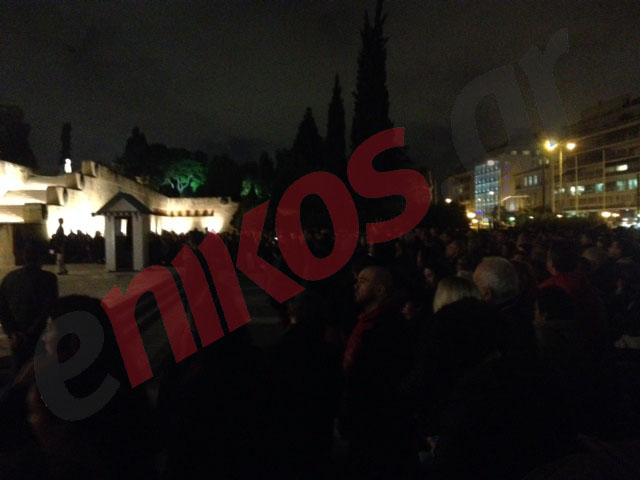 Εκατοντάδες διαδηλωτές στο μνημείο του Άγνωστου Στρατιώτη – ΦΩΤΟ