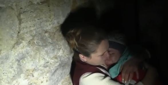 Οβίδα χτυπά συσσίτιο στην ανατολική Ουκρανία – ΒΙΝΤΕΟ