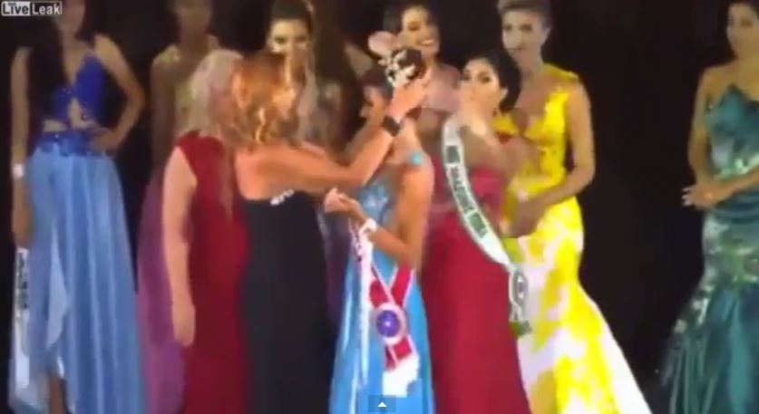 Mαλλιοτραβήγματα στα καλλιστεία “Μις Αμαζόνα 2015” – ΒΙΝΤΕΟ