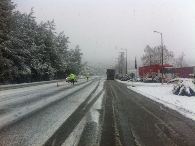 Σφοδρή χιονόπτωση στην Αθηνών – Λαμίας – ΤΩΡΑ