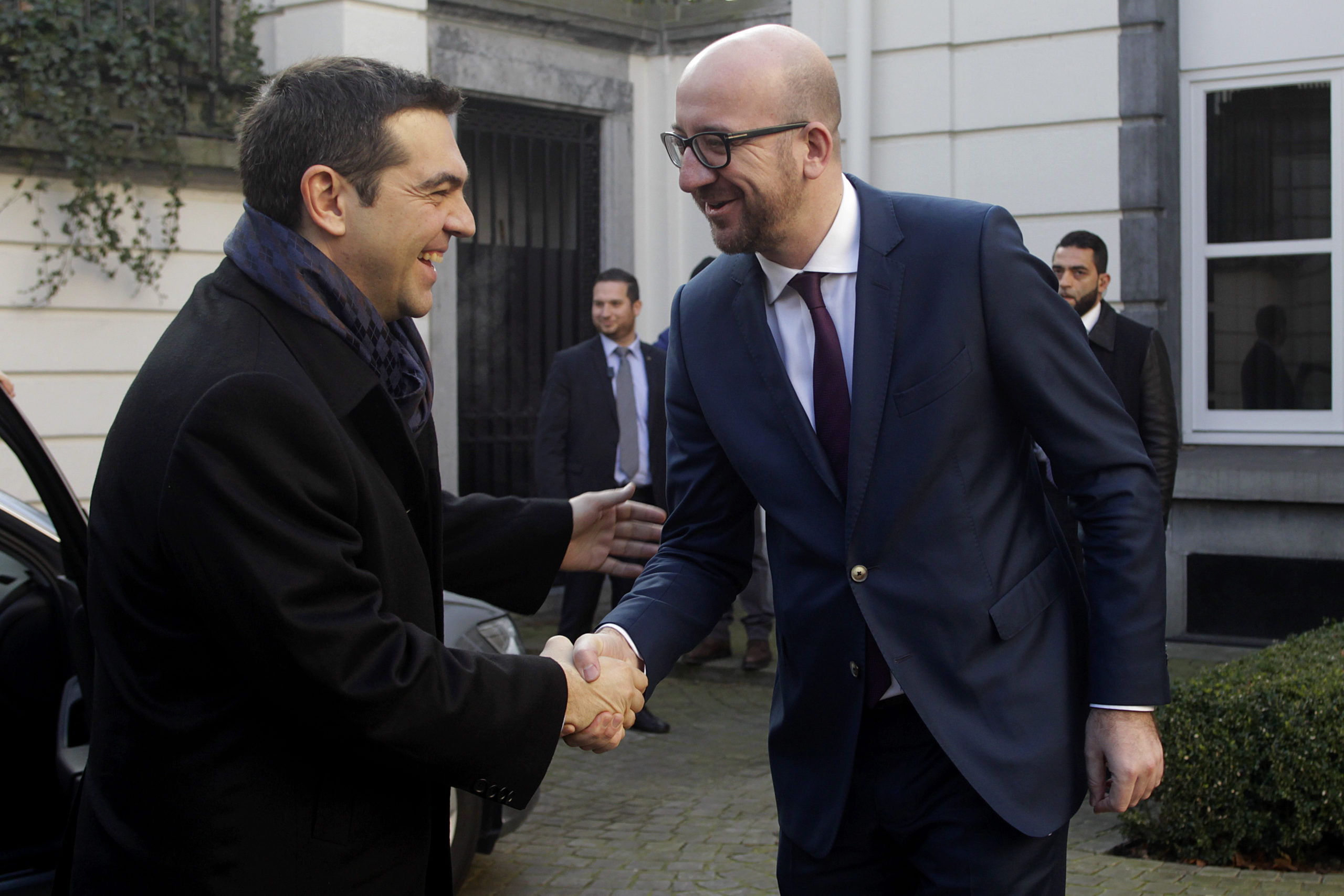 Το κασκόλ και το μαντηλάκι του Τσίπρα – ΦΩΤΟ