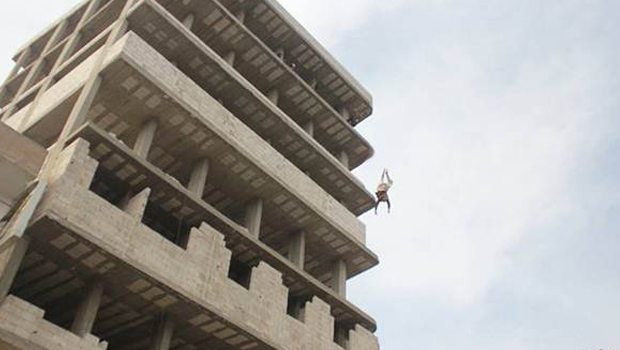 Σοκάρουν οι φωτογραφίες με τζιχαντιστές να πετούν ομοφυλόφιλο στο κενό