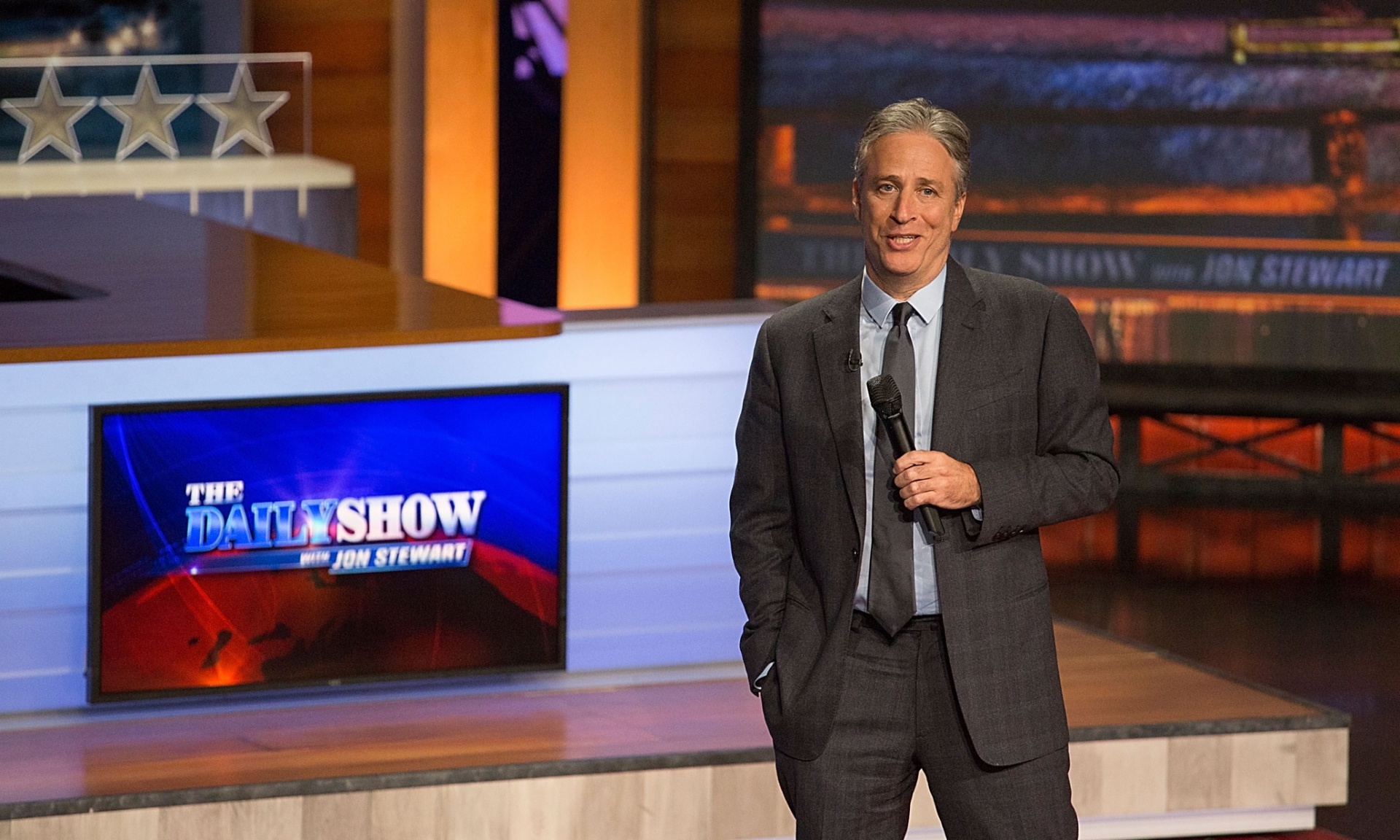 Ο διάσημος κωμικός Τζον Στιούαρτ εγκαταλείπει το “The Daily Show” – ΒΙΝΤΕΟ