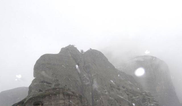 Τα επιβλητικά Μετέωρα την ώρα που χιονίζει – ΒΙΝΤΕΟ