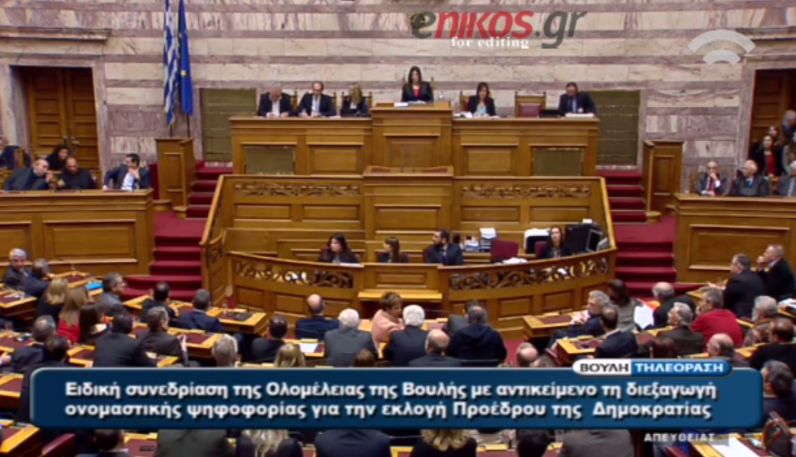 Ο αφηρημένος Βαρουφάκης και το… χέρι του Τσίπρα – ΒΙΝΤΕΟ
