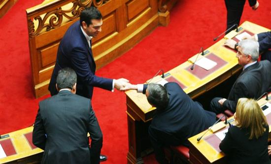 Η χειραψία Τσίπρα-Σαμαρά – ΦΩΤΟ