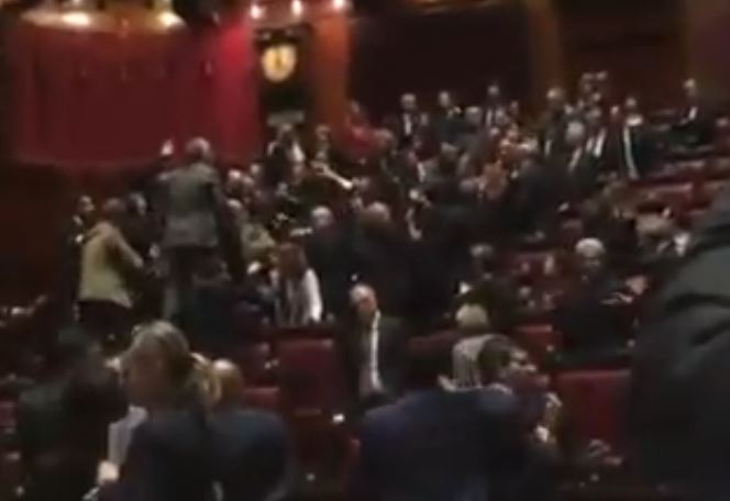 Σε ρινγκ μετατράπηκε η Ιταλική Βουλή – ΒΙΝΤΕΟ