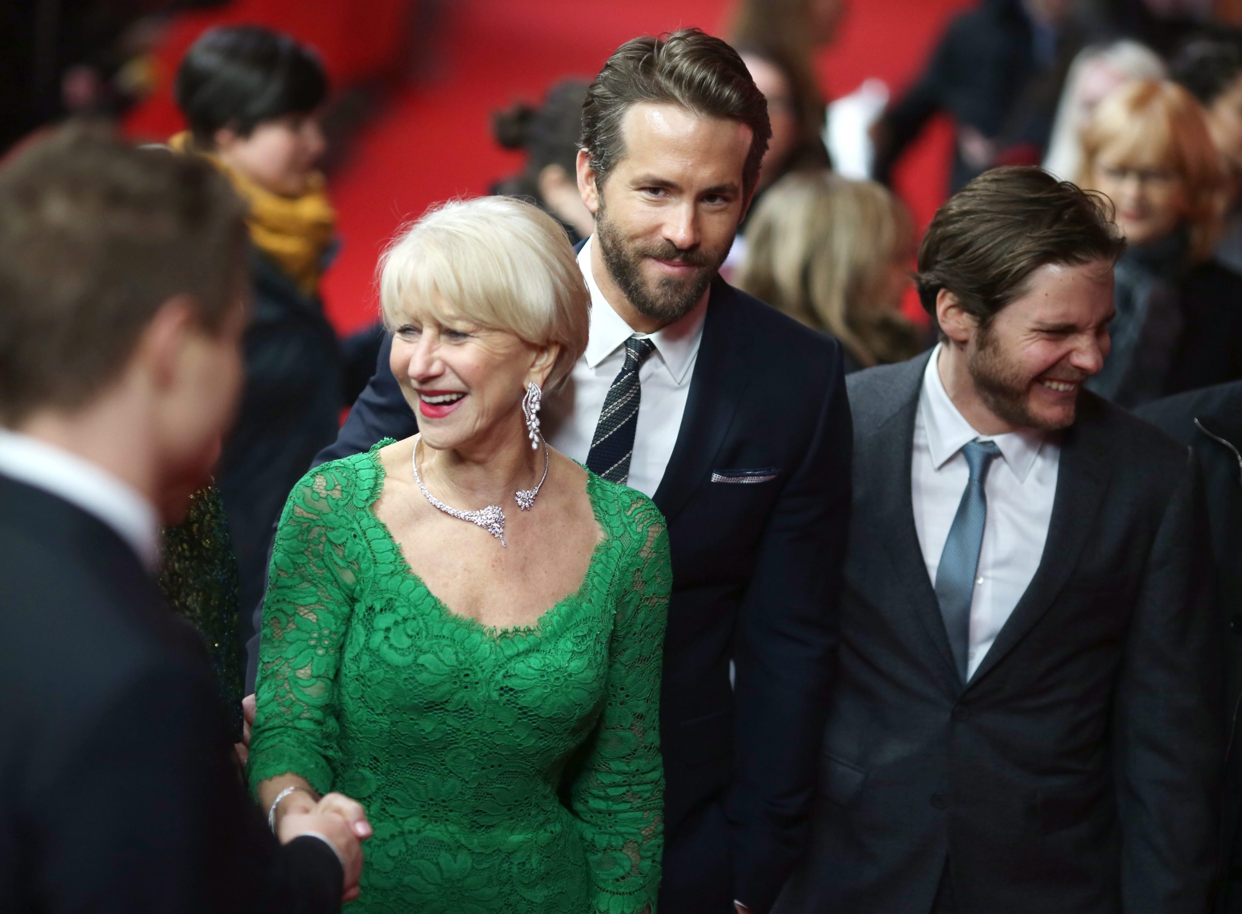 Έπεσε η Έλεν Μίρεν στο κόκκινο χαλί – ΒΙΝΤΕΟ