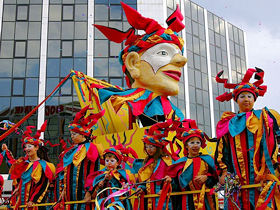 Με σημαίες του ΠΑΣΟΚ στο καρναβάλι – ΦΩΤΟ