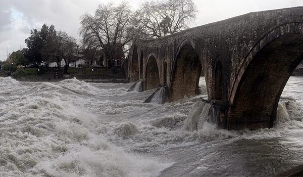 Ο φουσκωμένος Άραχθος και το γεφύρι της Άρτας από ψηλά – ΒΙΝΤΕΟ