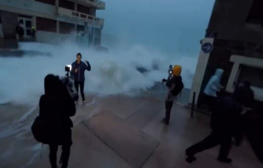 Τα κύματα “κατάπιαν” δημοσιογράφο – ΒΙΝΤΕΟ