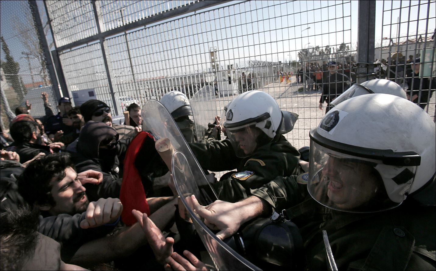 Τα ΜΑΤ απωθούν τους διαδηλωτές στην Αμυγδαλέζα – ΦΩΤΟ