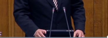 Ο υπουργός με tablet στο βήμα της Βουλής