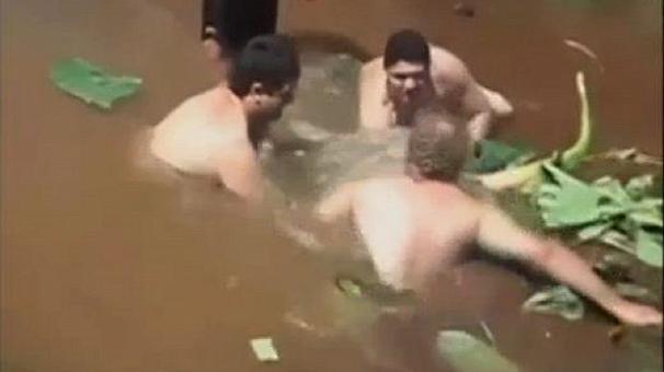 Τους «κατάπιε» ο βάλτος και βγήκαν ζωντανοί – ΒΙΝΤΕΟ