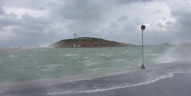 Κύματα ύψους τεσσάρων μέτρων στη Νάξο – ΒΙΝΤΕΟ