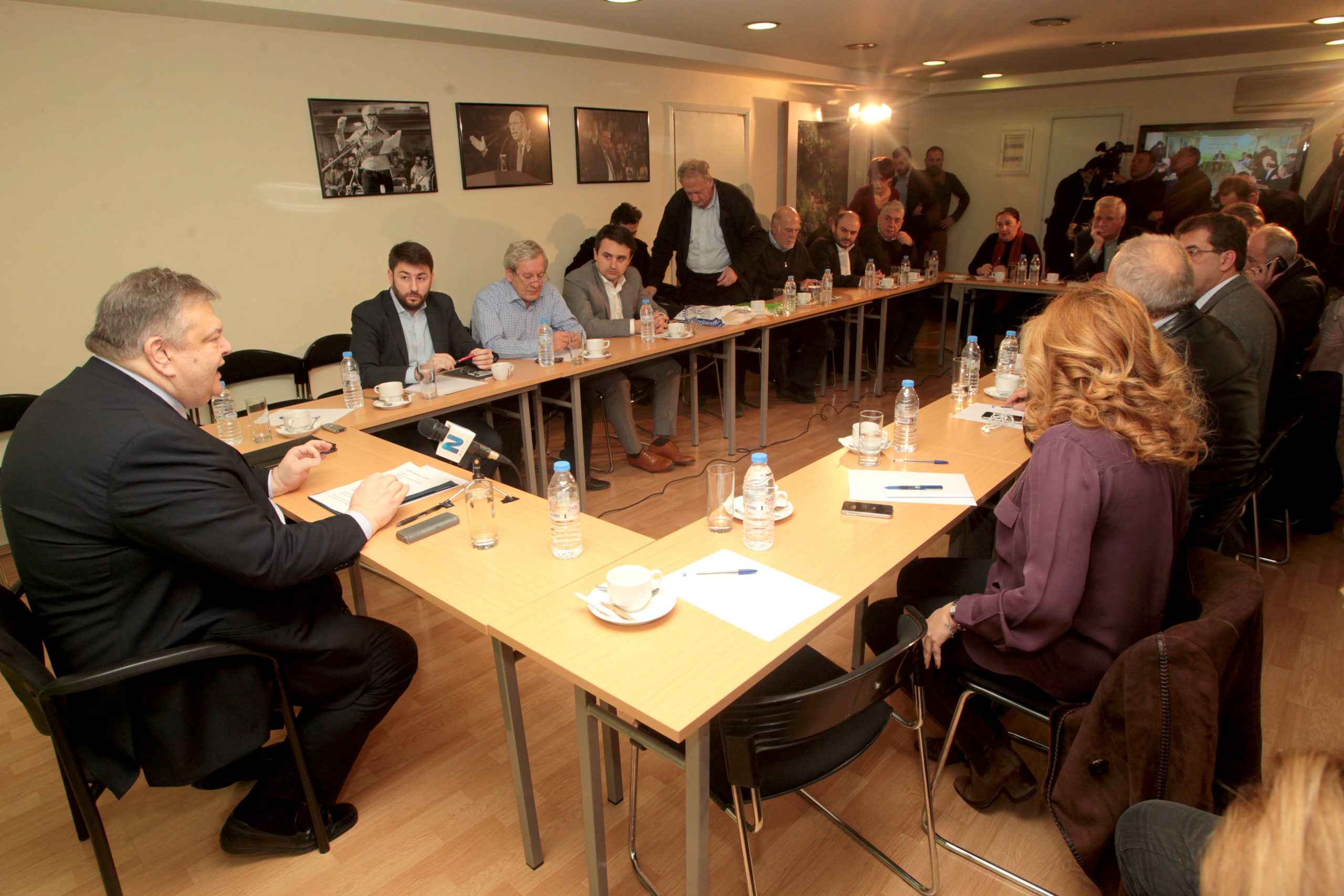 “Αποκαθήλωσαν” τον Γιώργο Παπανδρέου – ΦΩΤΟ