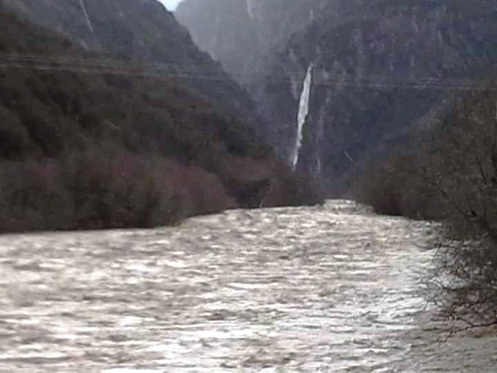 Θλιβερή εικόνα – Γκρεμισμένο το ιστορικό γεφύρι της Πλάκας – ΦΩΤΟ