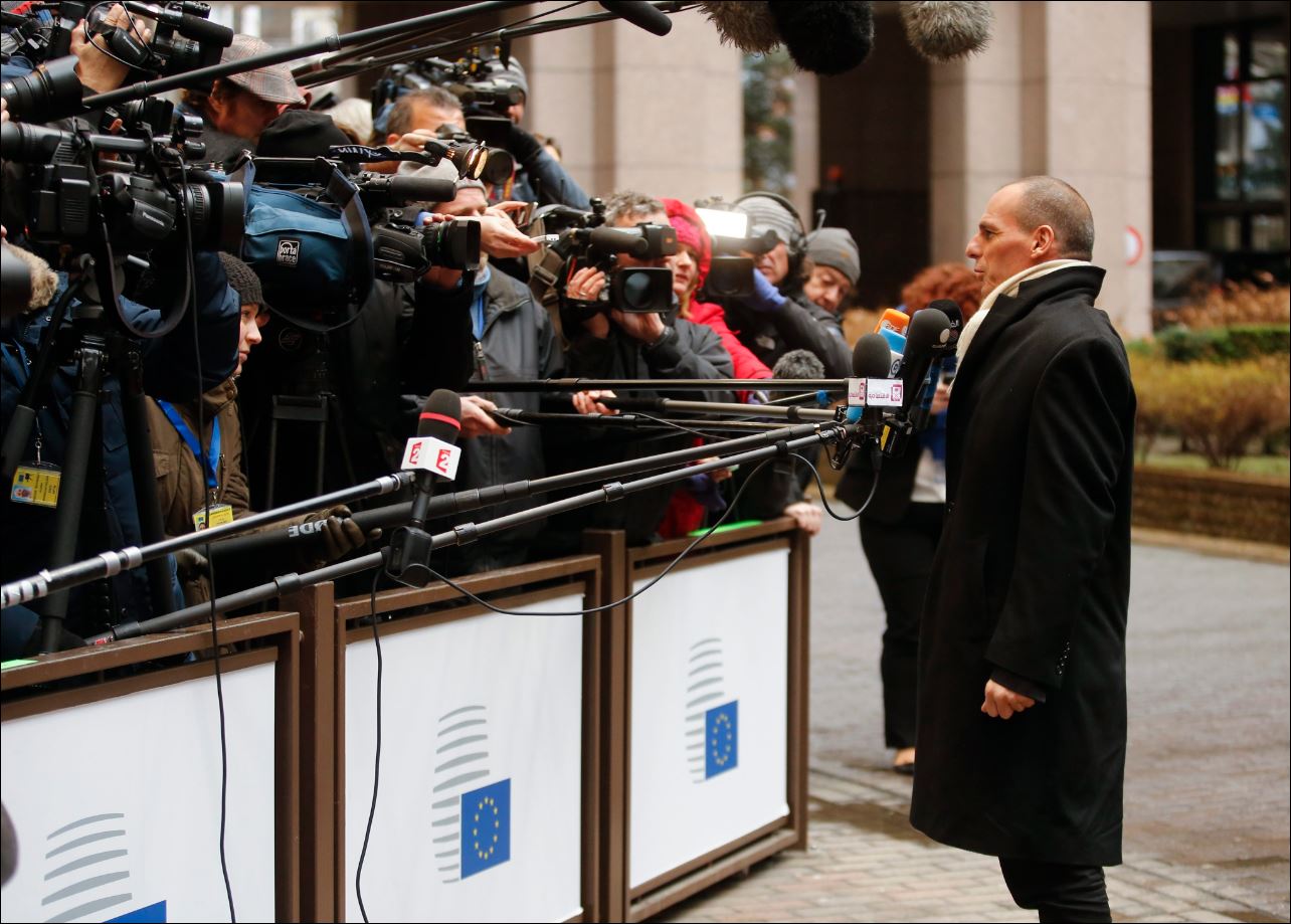 Όλες οι κάμερες σημαδεύουν τον Βαρουφάκη – ΦΩΤΟ