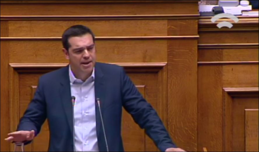 Συγκινημένος ο Πρωθυπουργός χειροκροτείται από τους όρθιους βουλευτές της συμπολίτευσης – ΒΙΝΤΕΟ