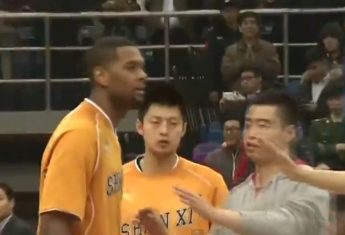 “Ξύλο” σε αγώνα μπάσκετ στην Κίνα – ΒΙΝΤΕΟ