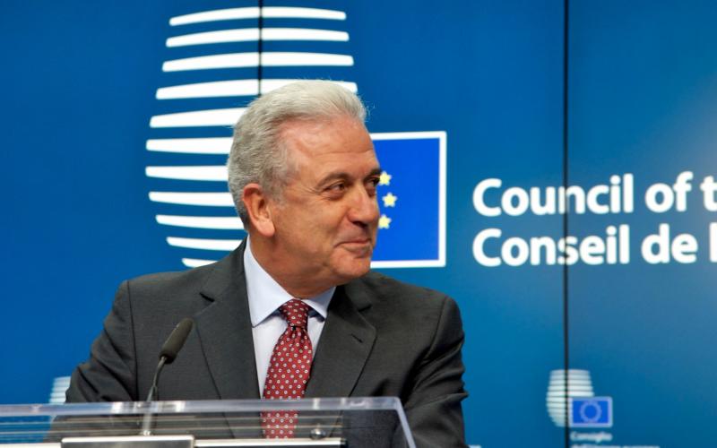 Αβραμόπουλος: Η Επιτροπή εργάζεται σκληρά για τη Μετανάστευση