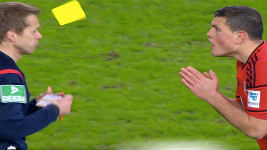 Ο διαιτητής ήθελε, η κάρτα όχι… – ΒΙΝΤΕΟ