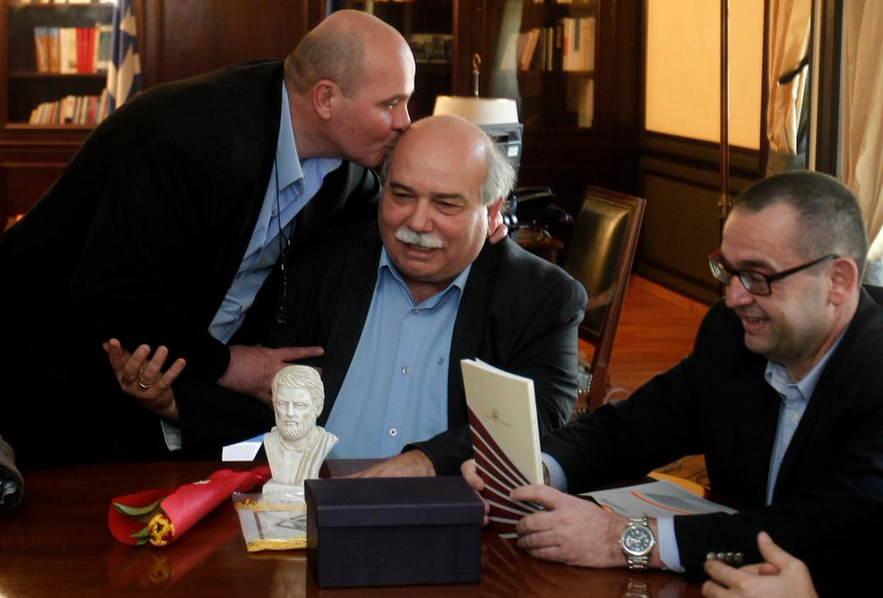 Το φιλί του Μιχελογιαννάκη στον Βούτση – ΦΩΤΟ