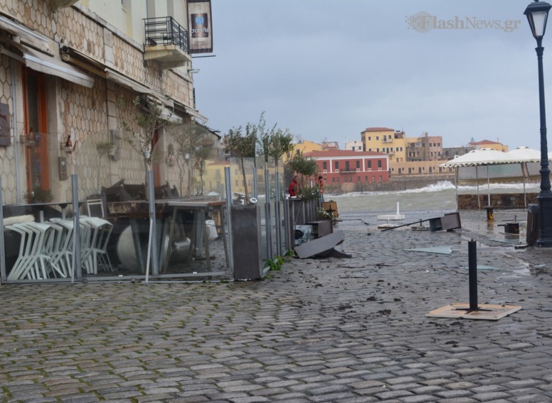 Ζημιές από τα κύματα στο λιμάνι των Χανίων – ΒΙΝΤΕΟ – ΦΩΤΟ