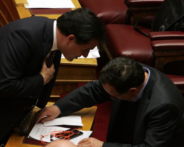 Ο Άδωνις ψιθυρίζει στο αυτί του Λαφαζάνη – ΦΩΤΟ