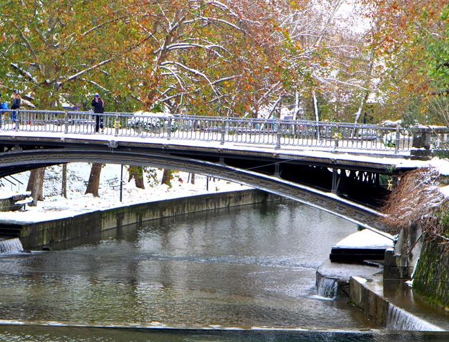 Χιονίζει μέσα στην πόλη των Τρικάλων – ΦΩΤΟ