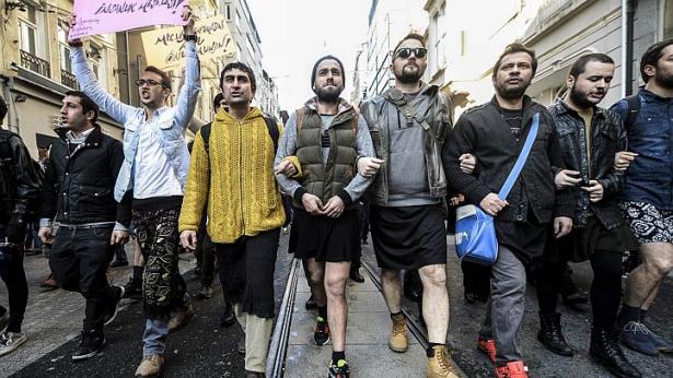 Τουρκία- Άνδρες με φούστες διαδήλωσαν κατά της βίας στις γυναίκες – ΦΩΤΟ