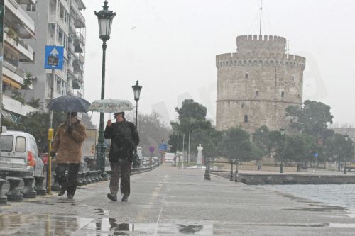 Χιονίζει στη Θεσσαλονίκη – ΒΙΝΤΕΟ