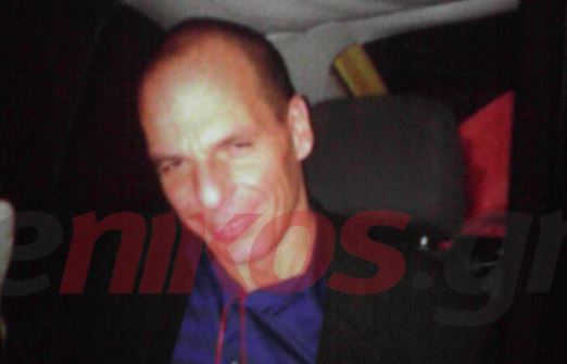 Ο Βαρουφάκης μέσα στο ταξί που τον μετέφερε από το αεροδρόμιο στο σπίτι – ΦΩΤΟ