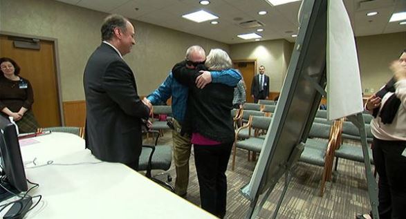 Τυφλός είδε τη σύζυγό του μετά από 10 χρόνια – ΒΙΝΤΕΟ