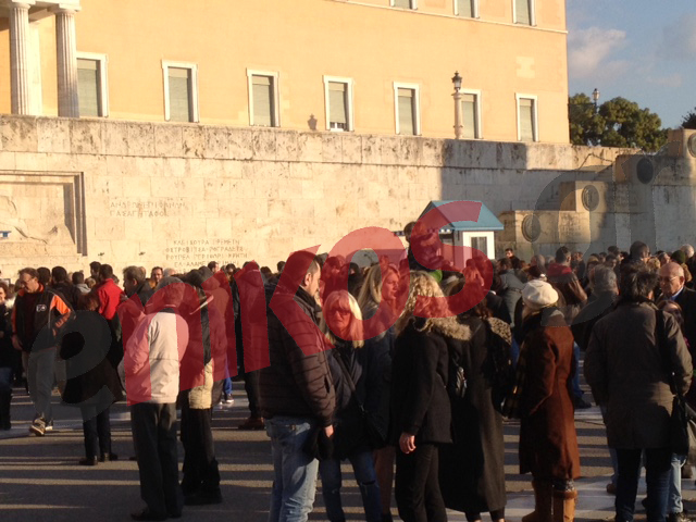 Κόσμος καταφθάνει συνεχώς στο Σύνταγμα – ΦΩΤΟ -ΤΩΡΑ